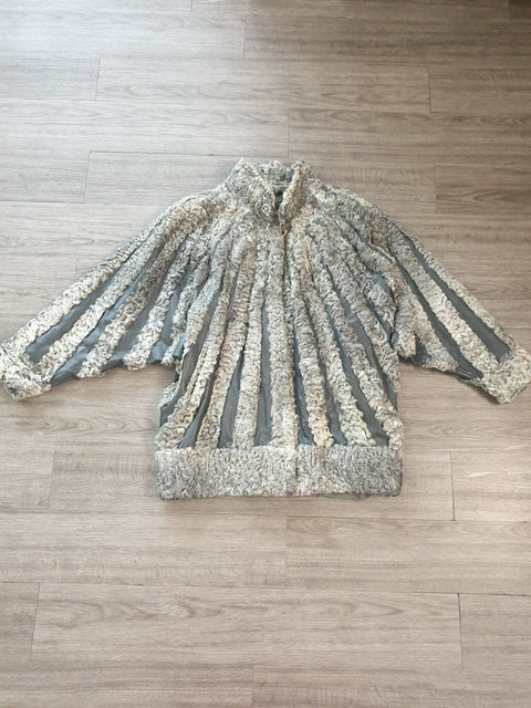 Manteau en fourrure Astrakan vintage. The Fashion Trustee Vintage