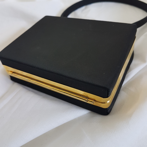Minaudière noire en métal doré